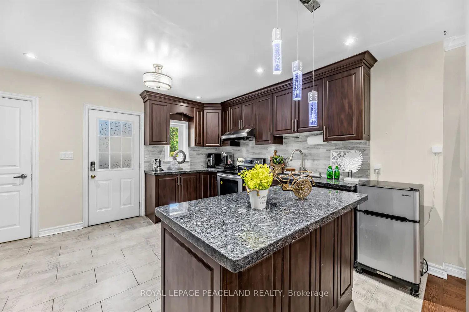 606 Coxwell Avenue photo 5