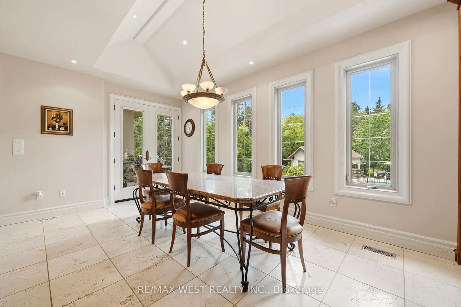 2 Kingswood Drive photo 5