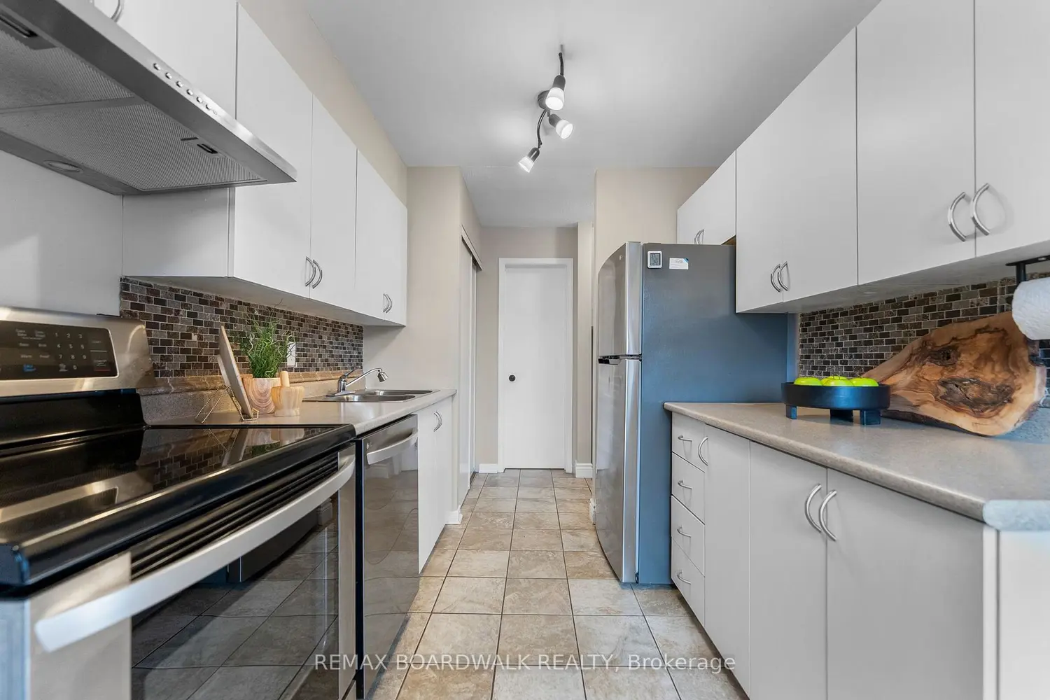 614 Tanguay Court photo 3