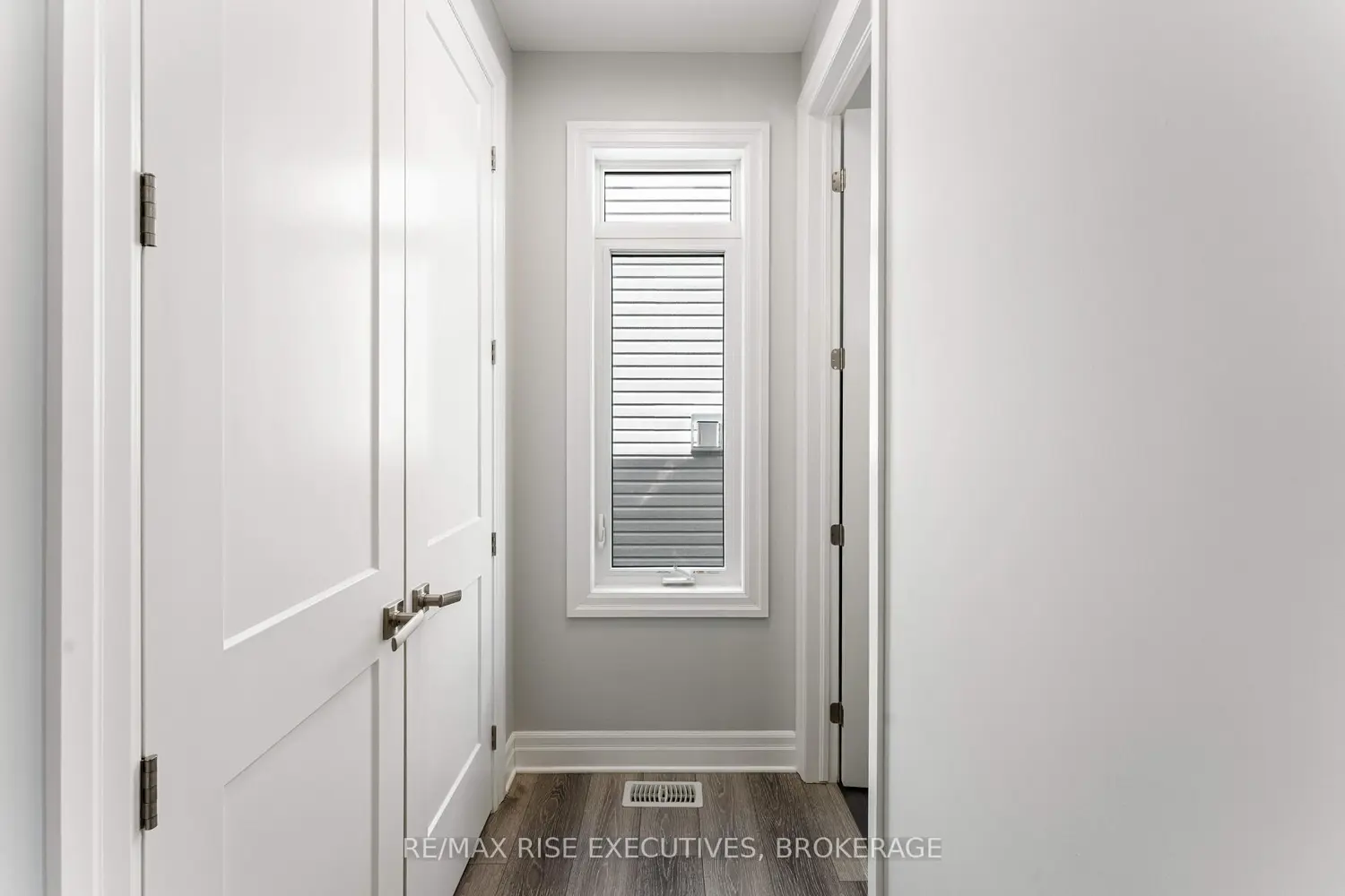 689 Halloway Drive photo 3
