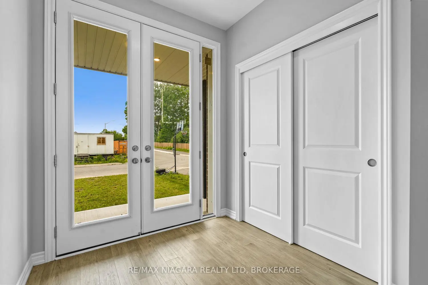 210 Wellandvale Drive photo 2