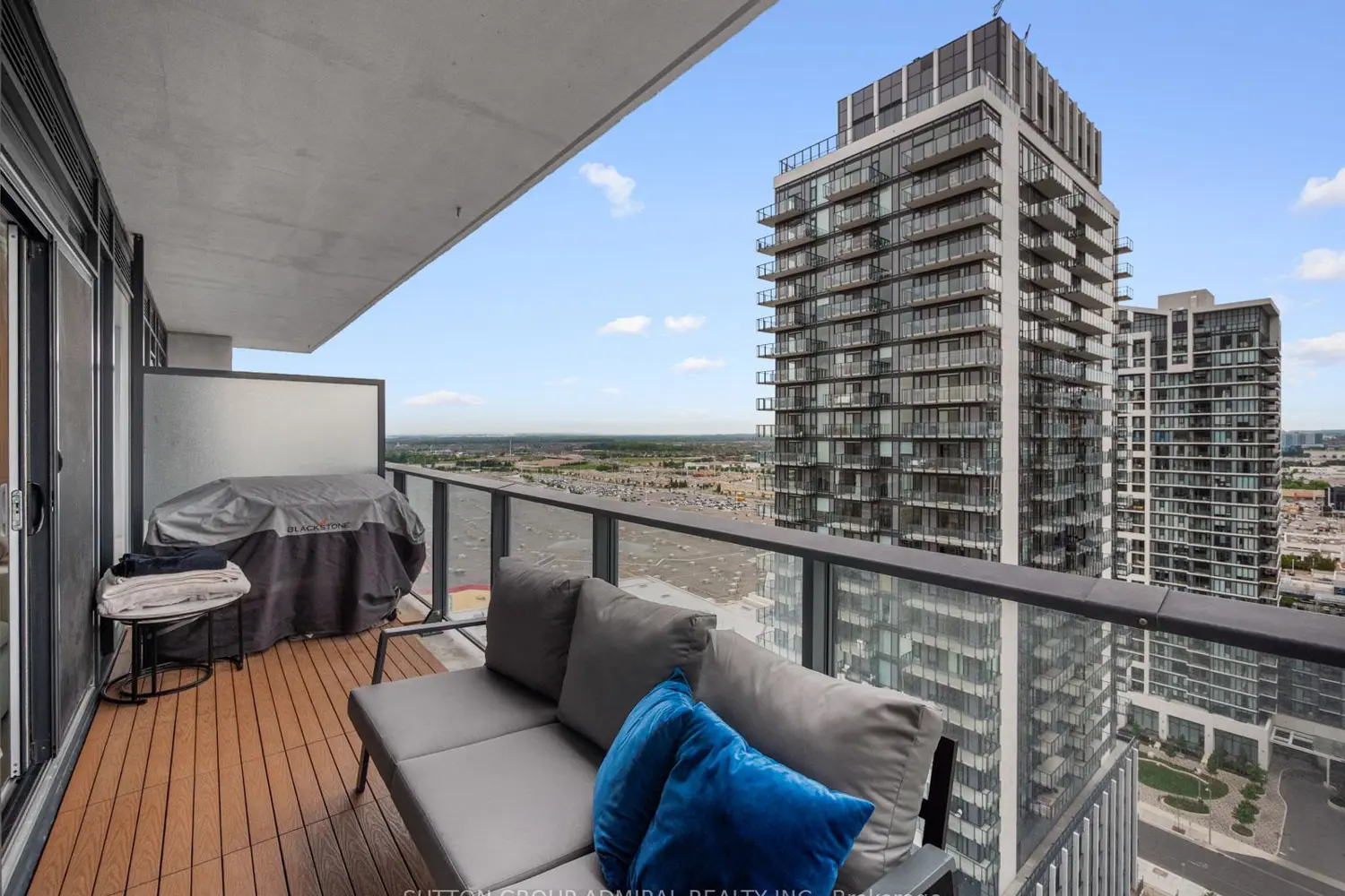 8960 Jane Street 2116 photo 3