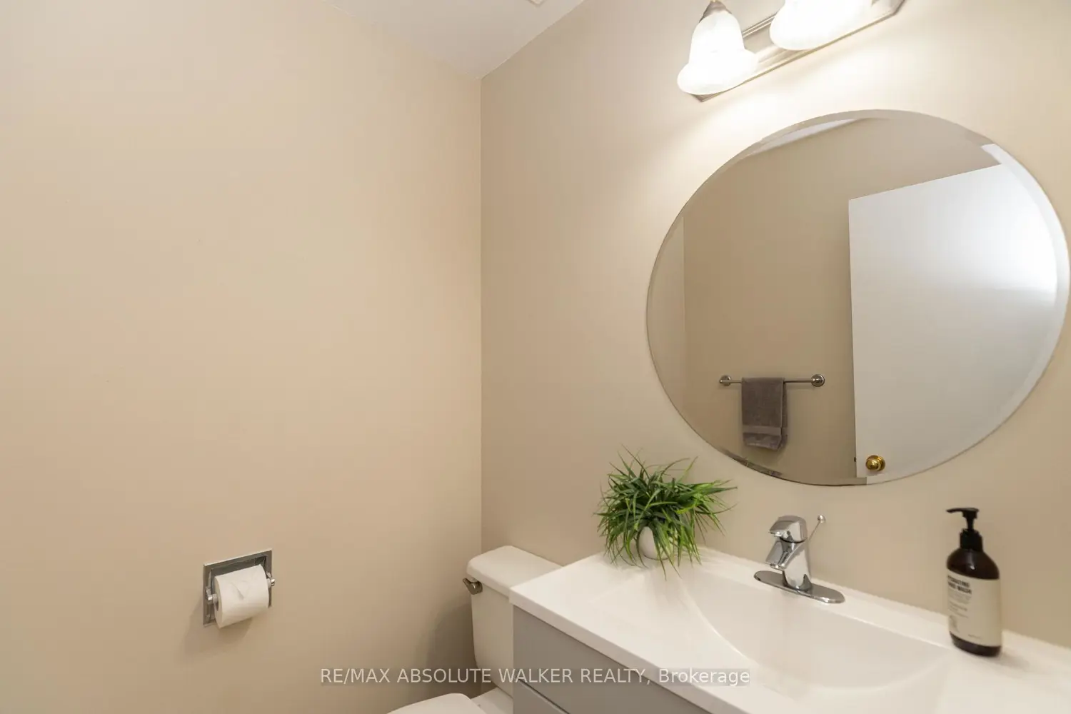 1411 Caravel Crescent photo 2