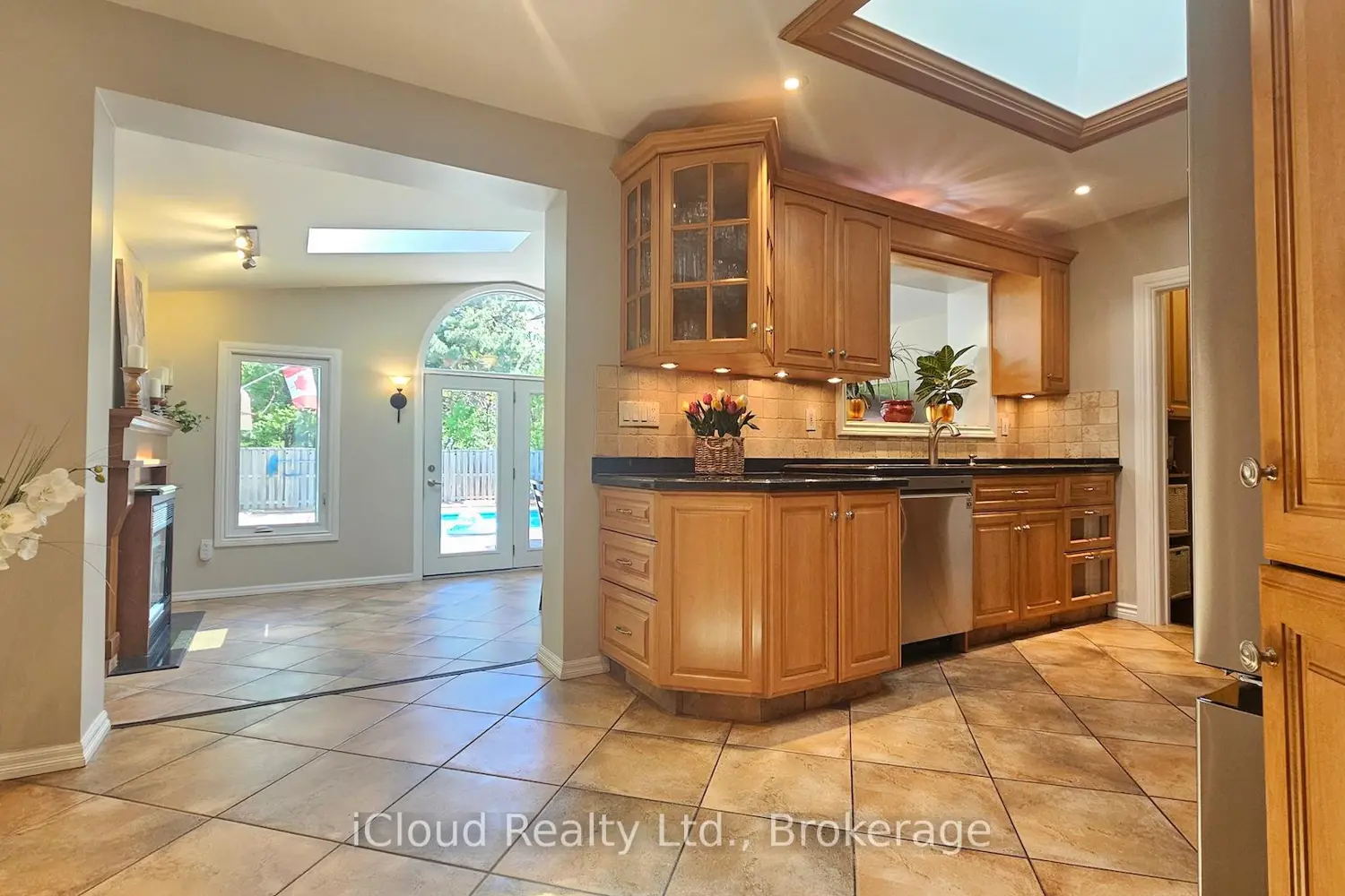 1066 Marley Crescent photo 5