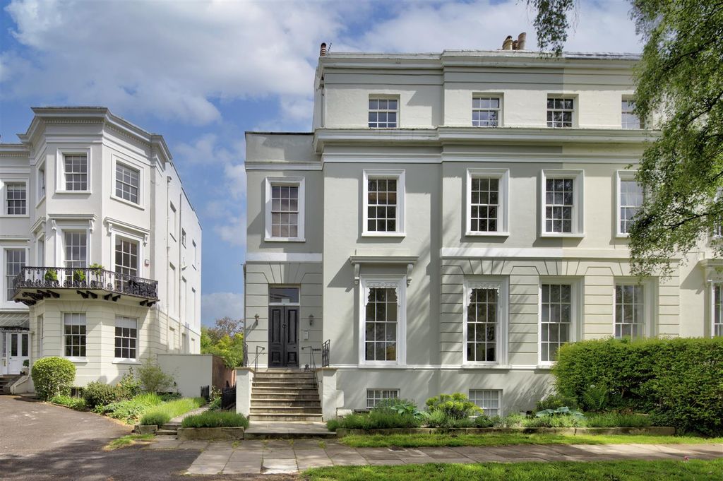 2 bed flat for salePittville Lawn, Cheltenham GL52