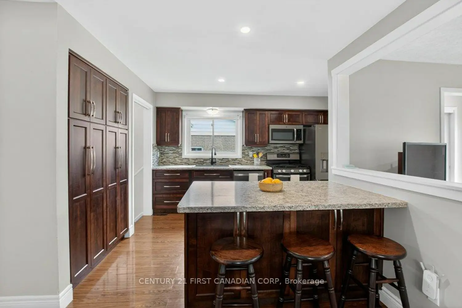 108 Lawrence Avenue photo 4