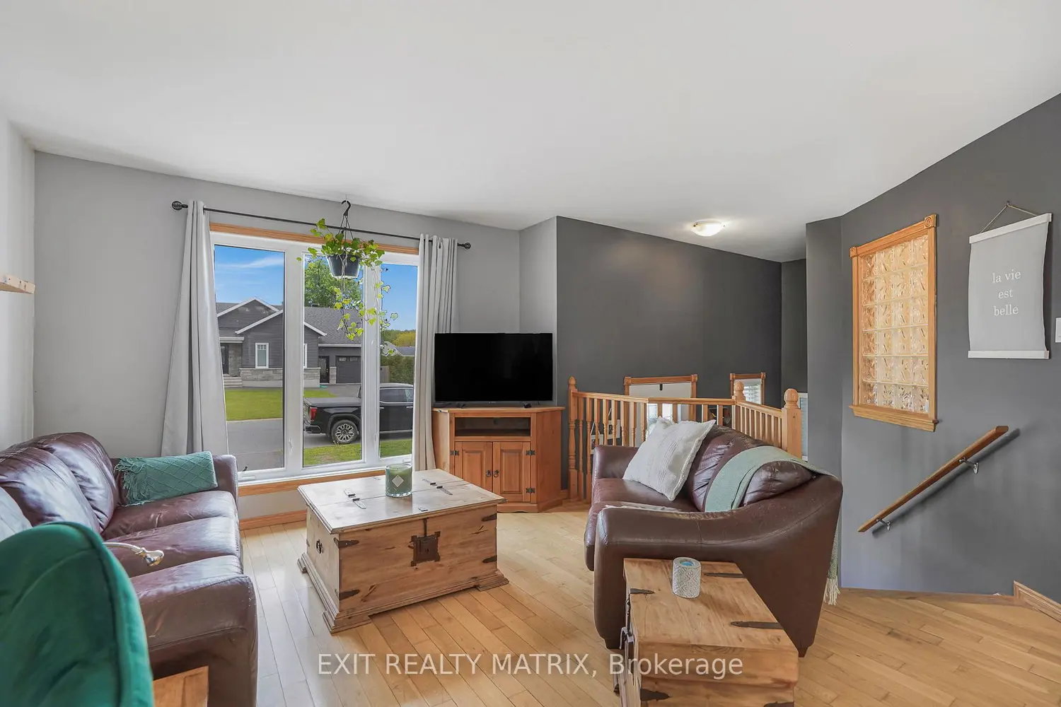 90 Richard Street photo 3