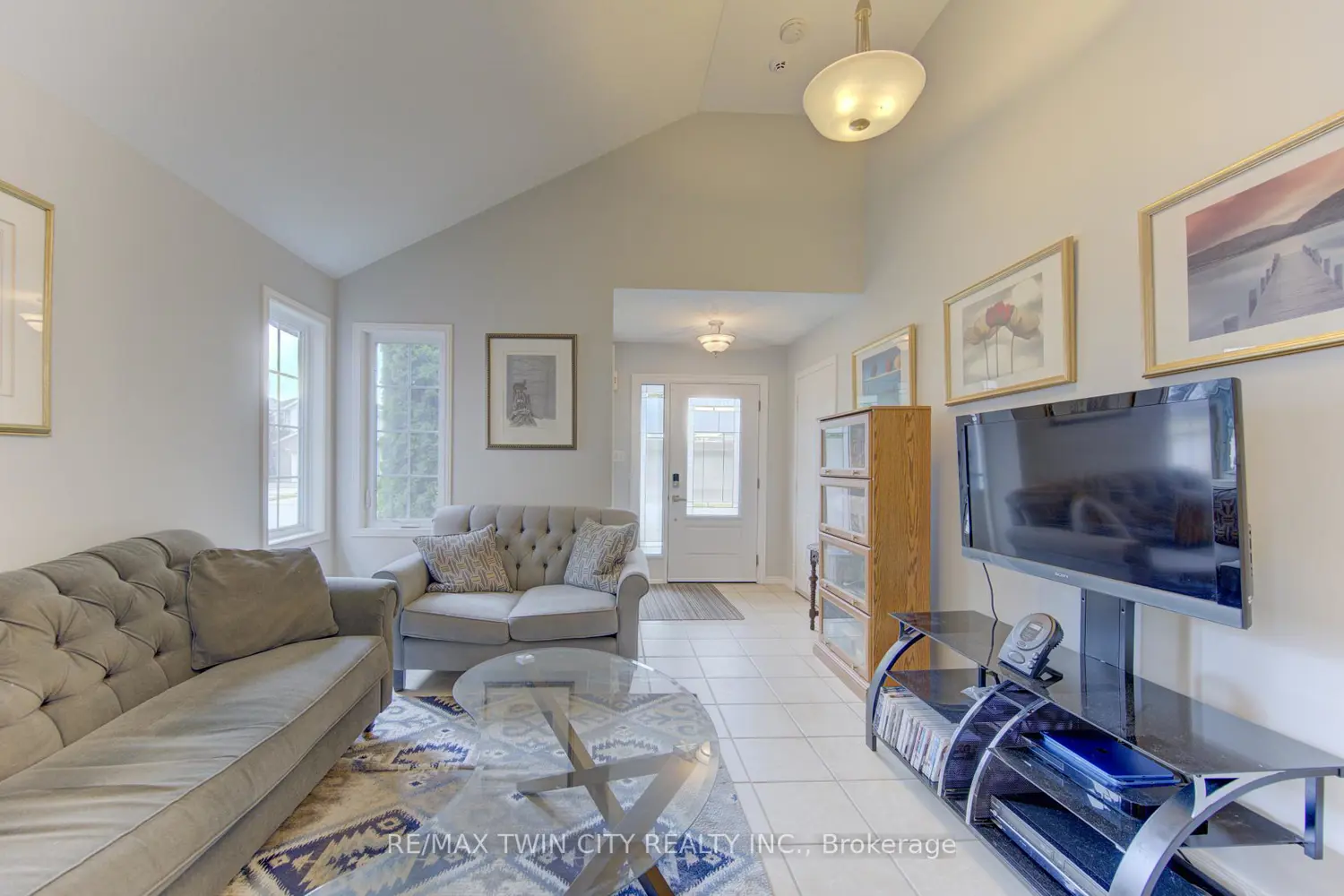 460 Langlaw Drive photo 5