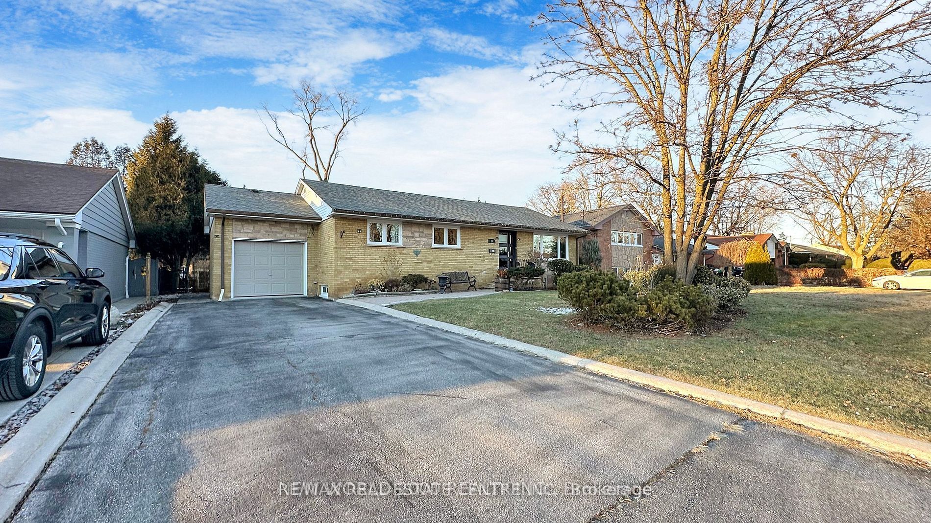 10 Suburban Drive W, Mississauga, ON, L5N 1G5