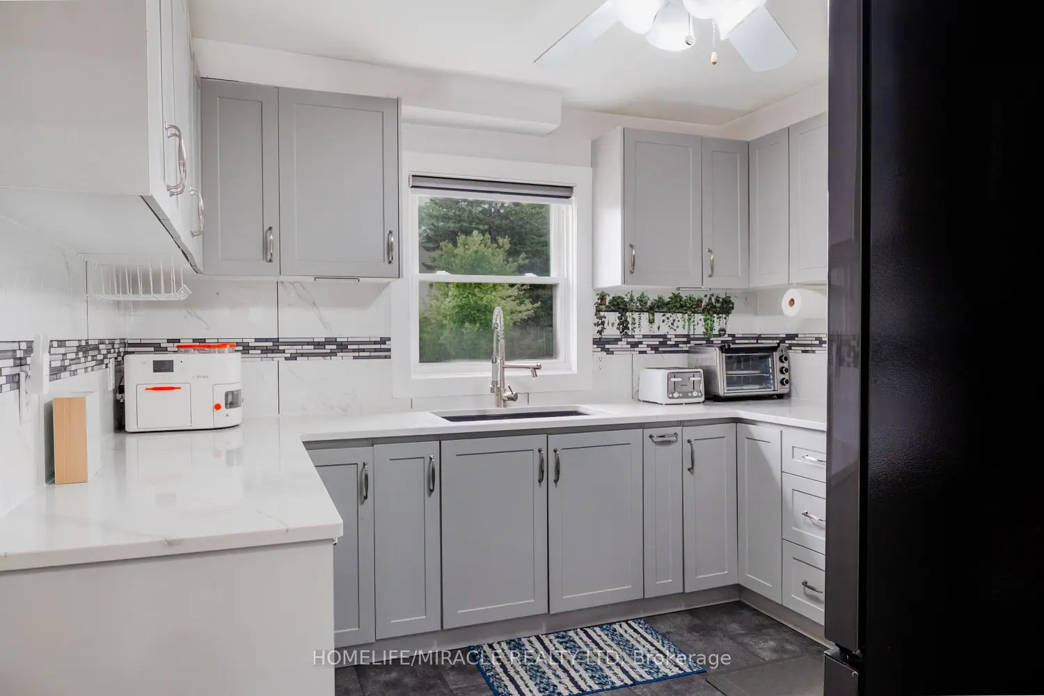 439 Bristol Crescent photo 5