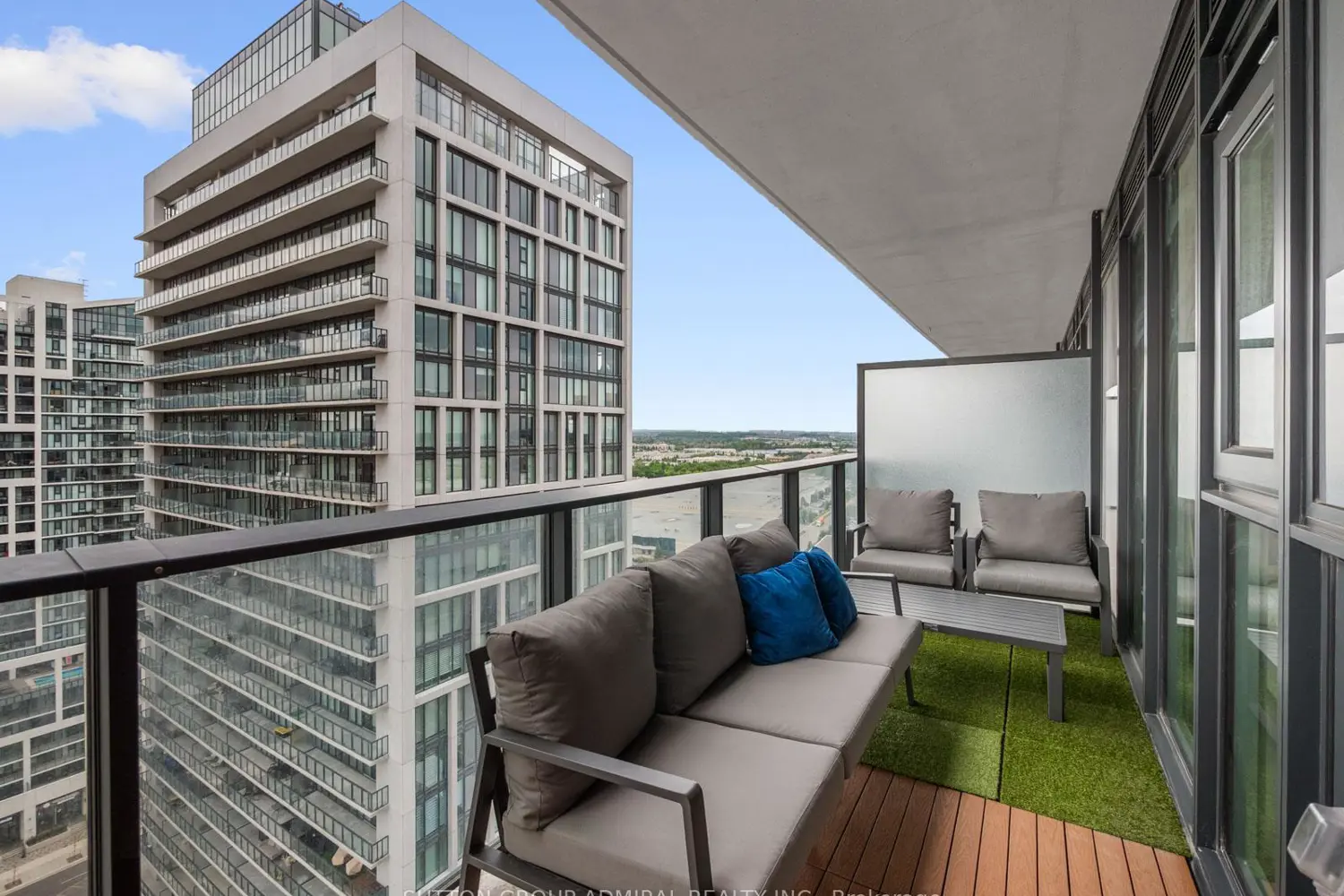 8960 Jane Street 2116 photo 2