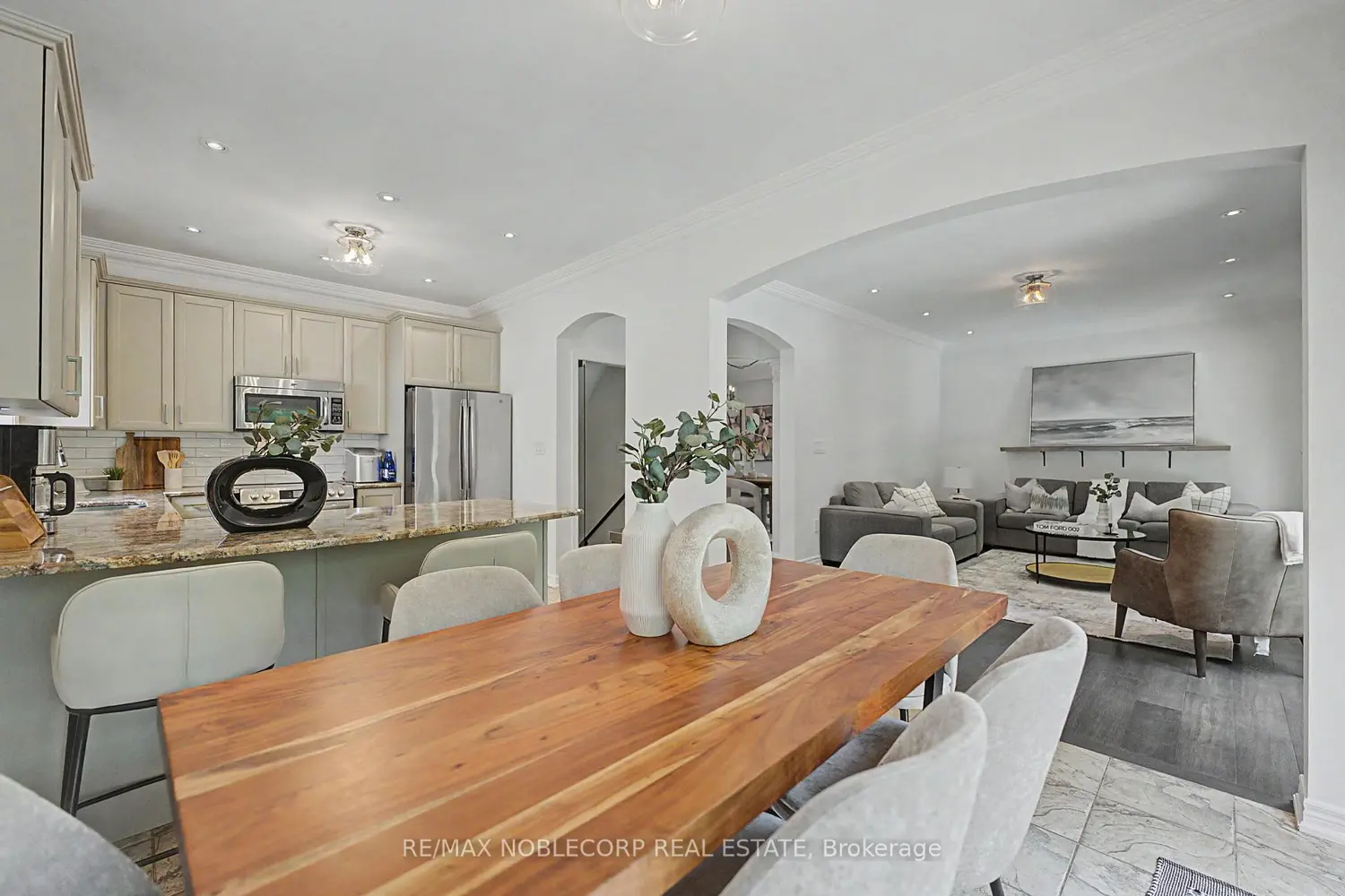 68 Meadowglen Boulevard photo 2