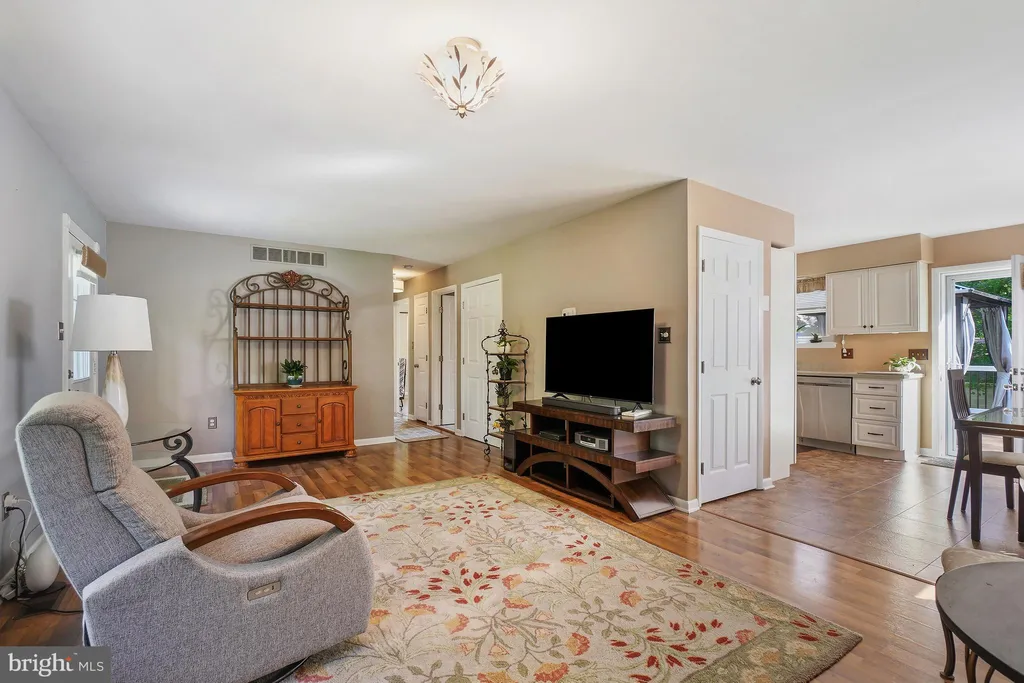 1721 Willis Dr, Baltimore, MD 21227 photo 5