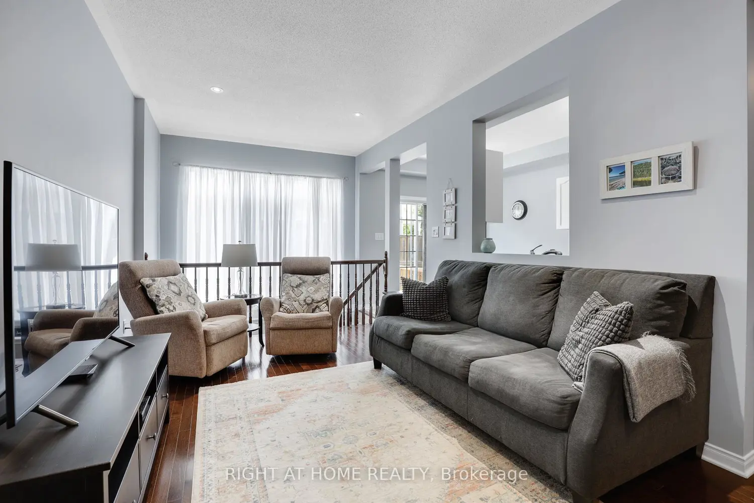 577 Ashbourne Crescent photo 2