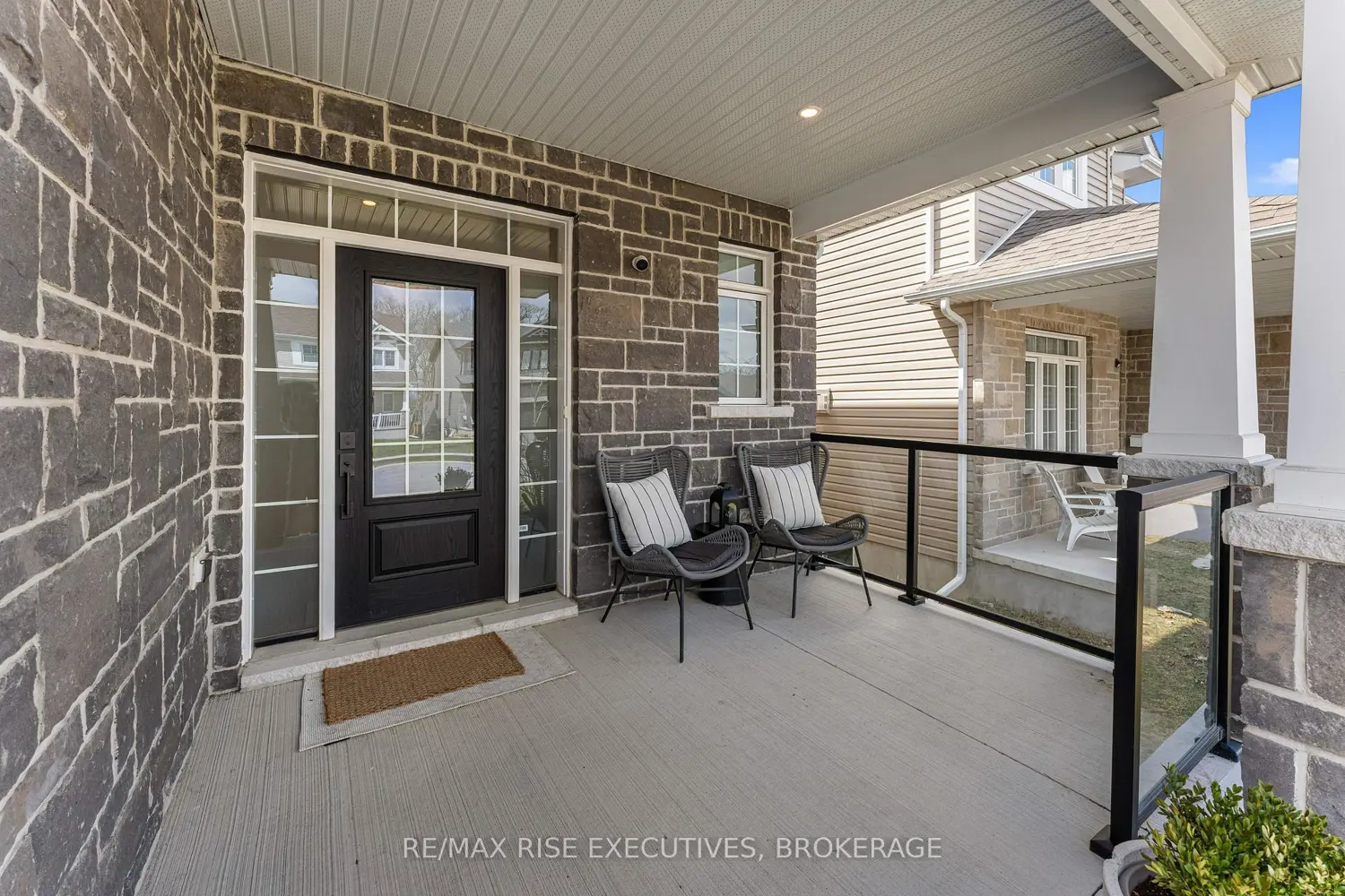 689 Halloway Drive photo 2