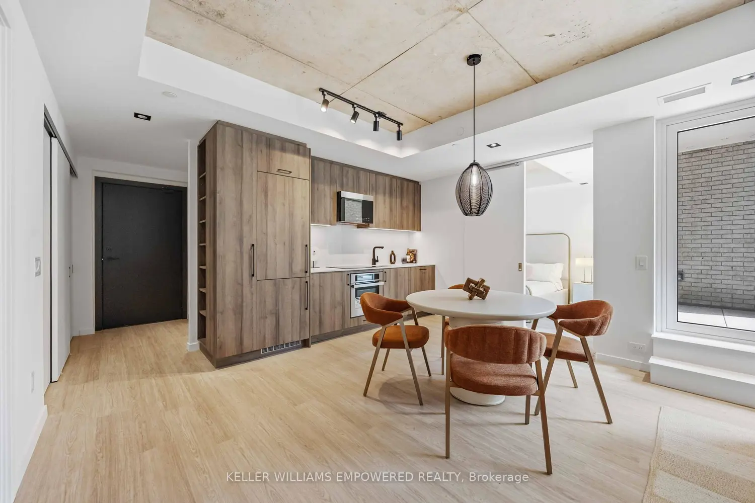 689 The Queensway Street 231 photo 4