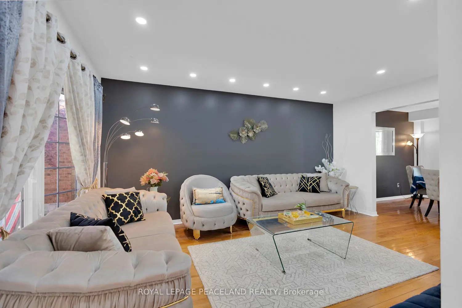 64 Woodview Crescent photo 3