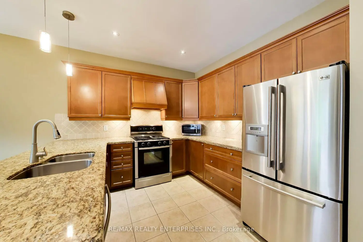1613 Northmount Avenue photo 3