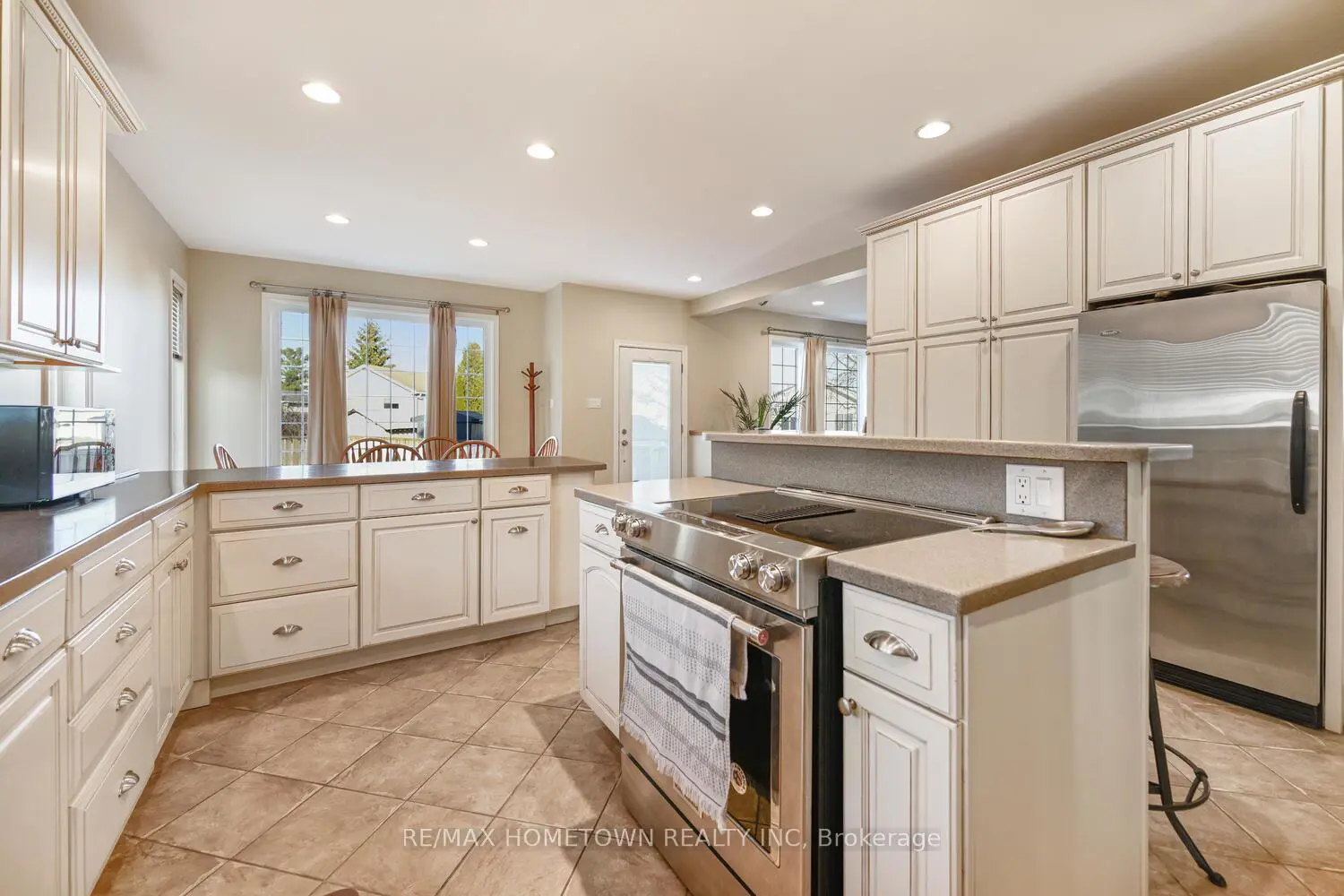 1337 Cuthbertson Avenue photo 4