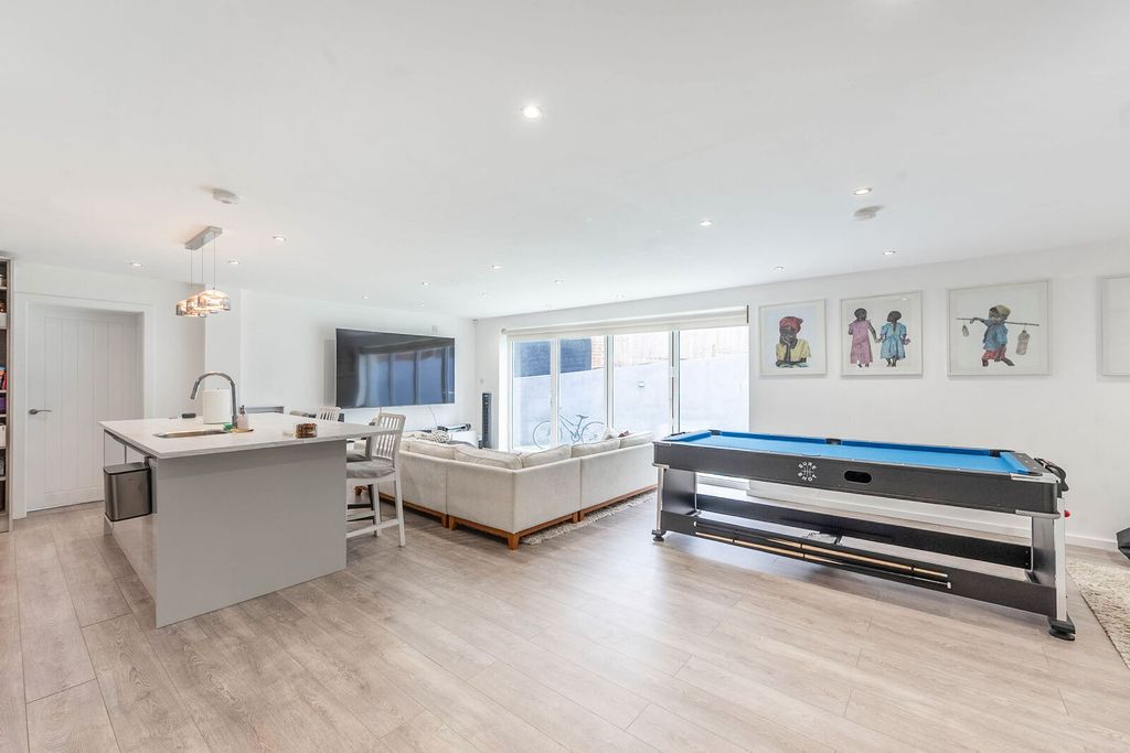 5 bed detached house for saleLittle Potters, Bushey WD23