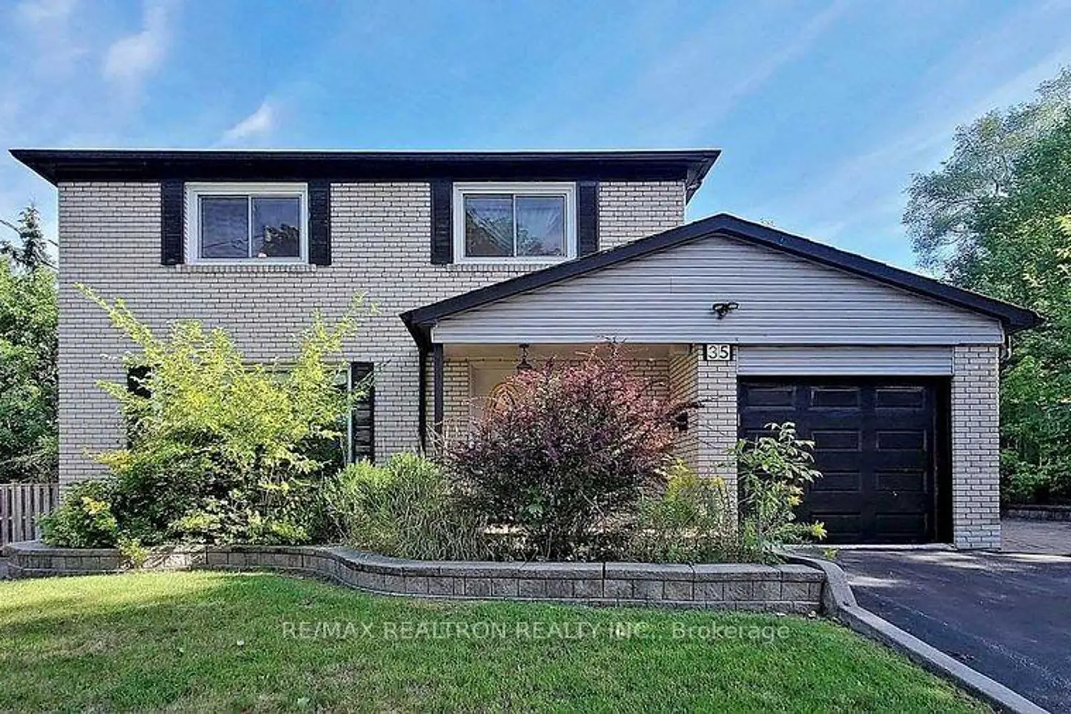 35 Rochelle Crescent photo 2
