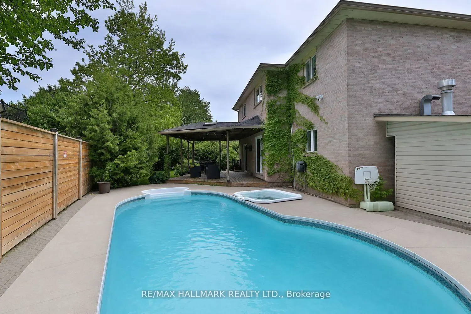 58 Pickett Crescent photo 3