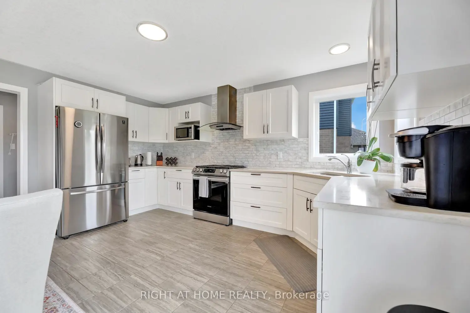 135 Stephenson Way photo 5