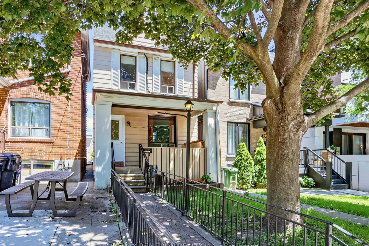 425 Clinton Street photo 2