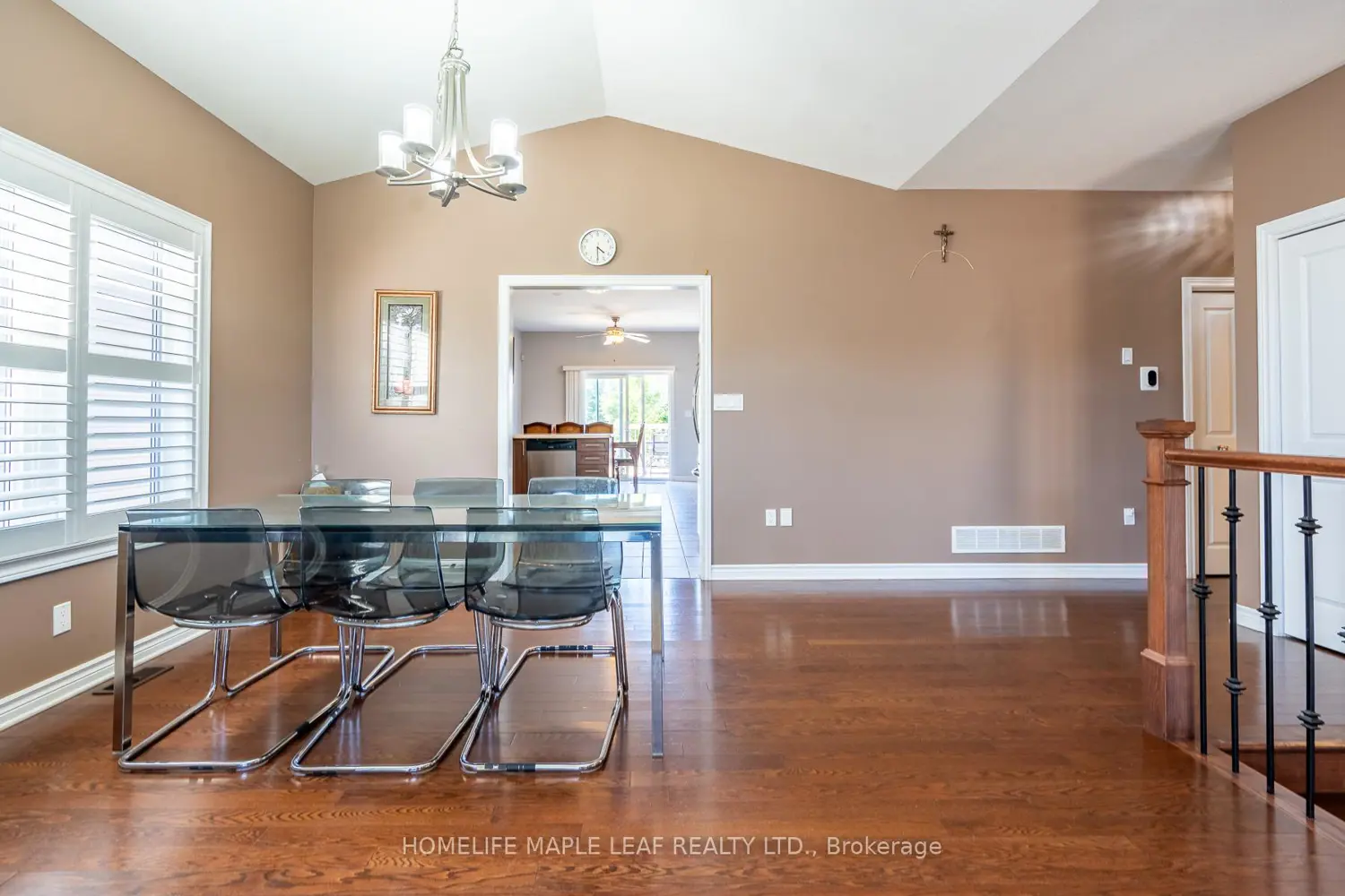 8625 Kelsey Crescent photo 3