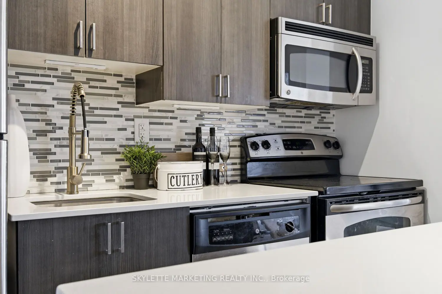 801 Sheppard Avenue 701 photo 2