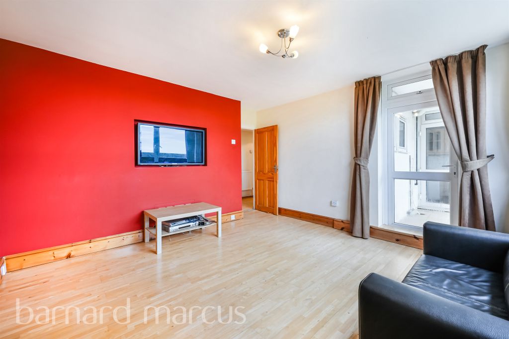 3 bed flat for saleWinterfold Close, London SW19 photo 2