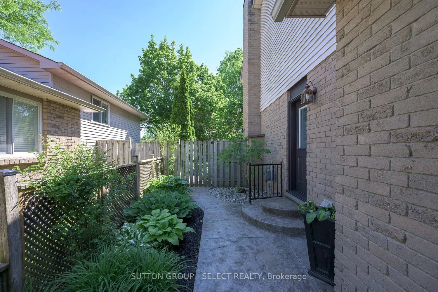 12 Banting Crescent photo 2