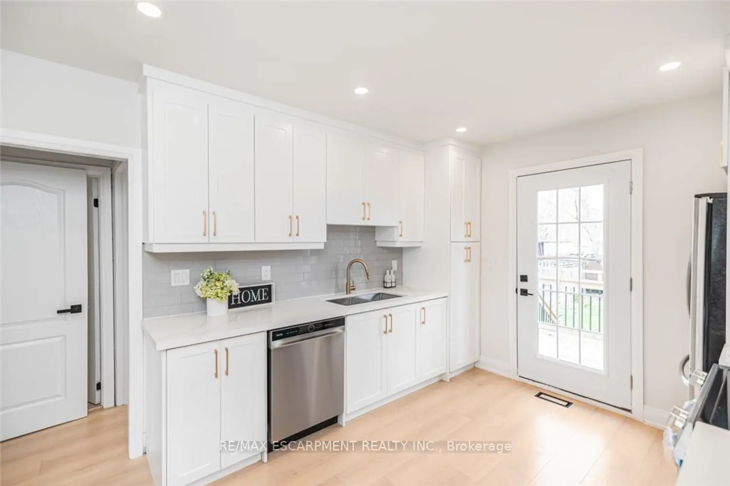 297 Britannia Avenue photo 5