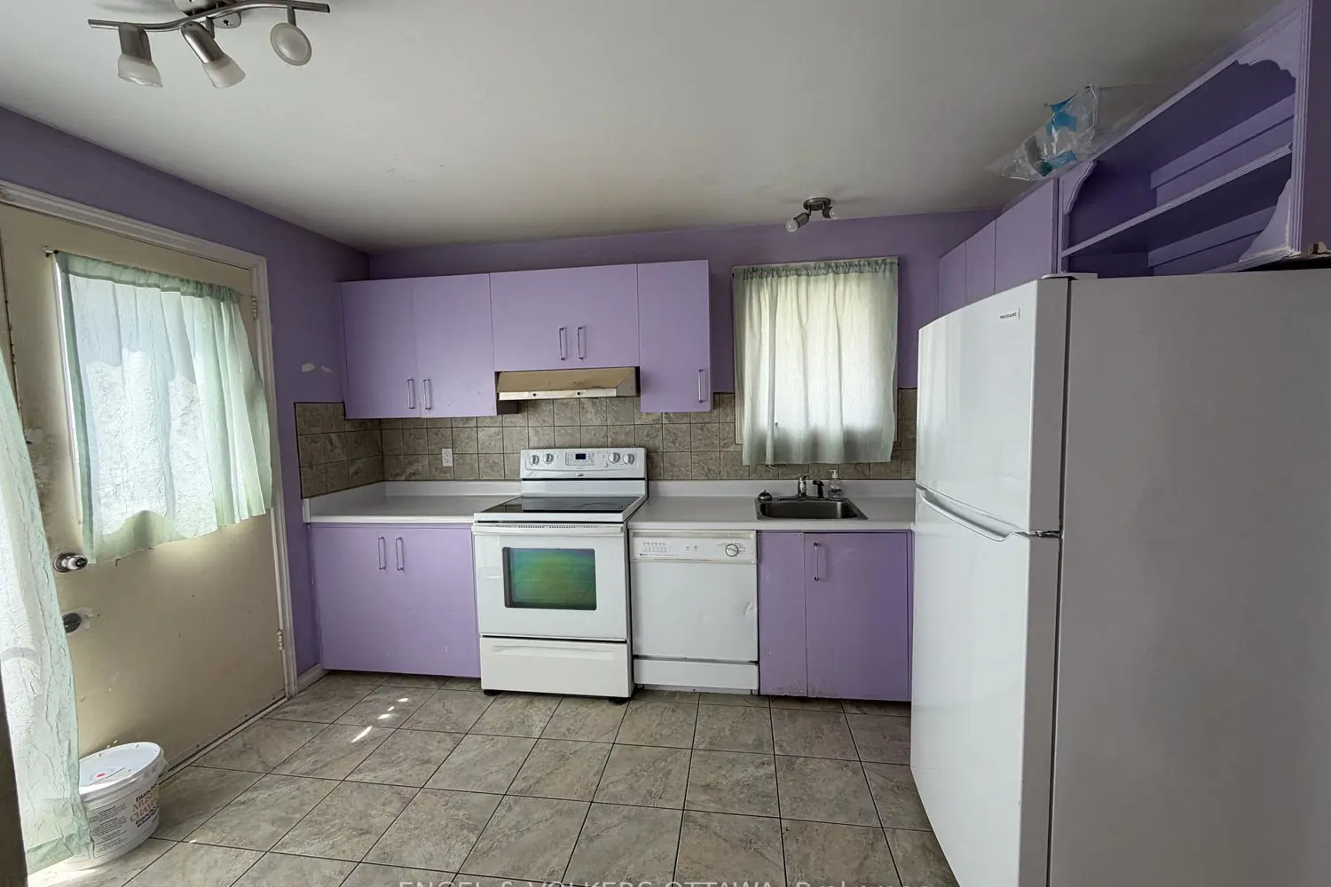2063 Jasmine Crescent 65 photo 2