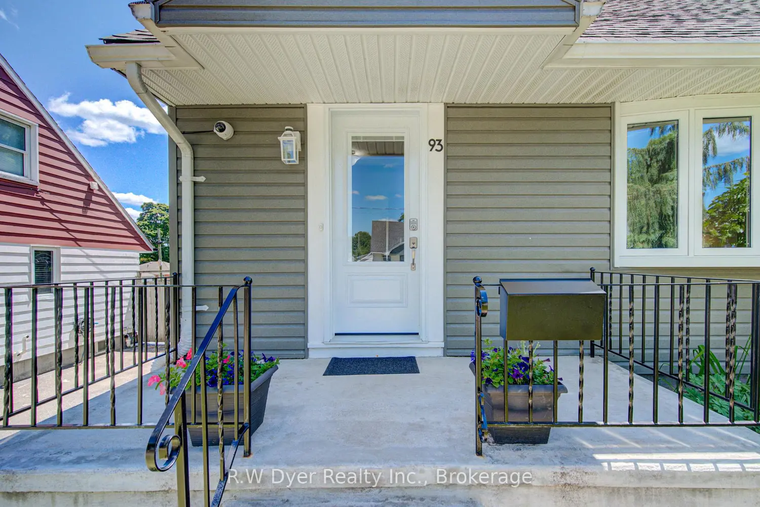 93 Stewart Avenue photo 3