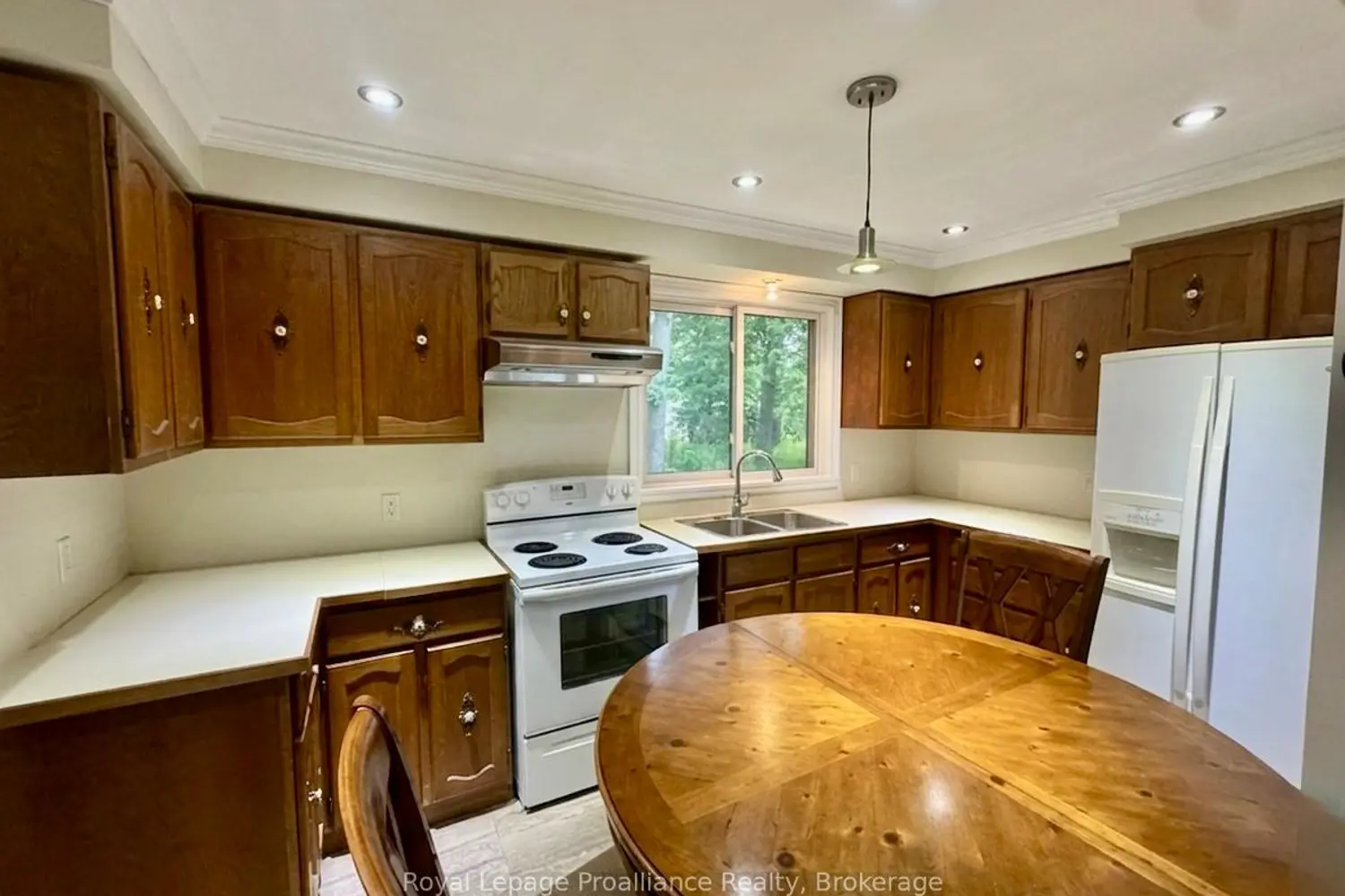 2683 Maplegrove Road photo 2