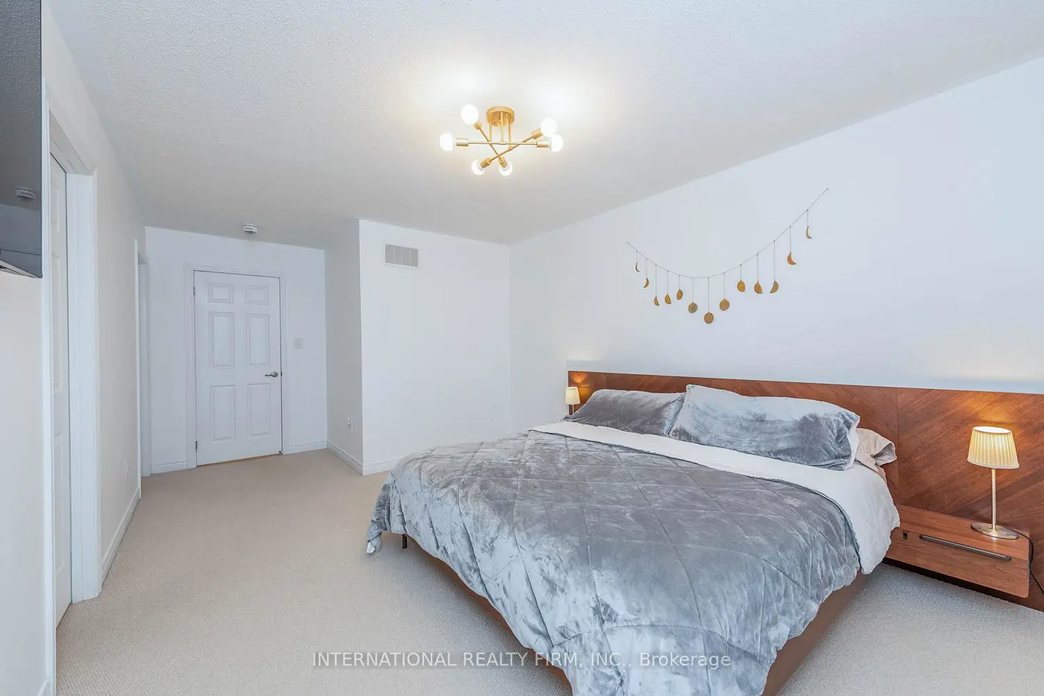 99 Huguenot Road photo 3