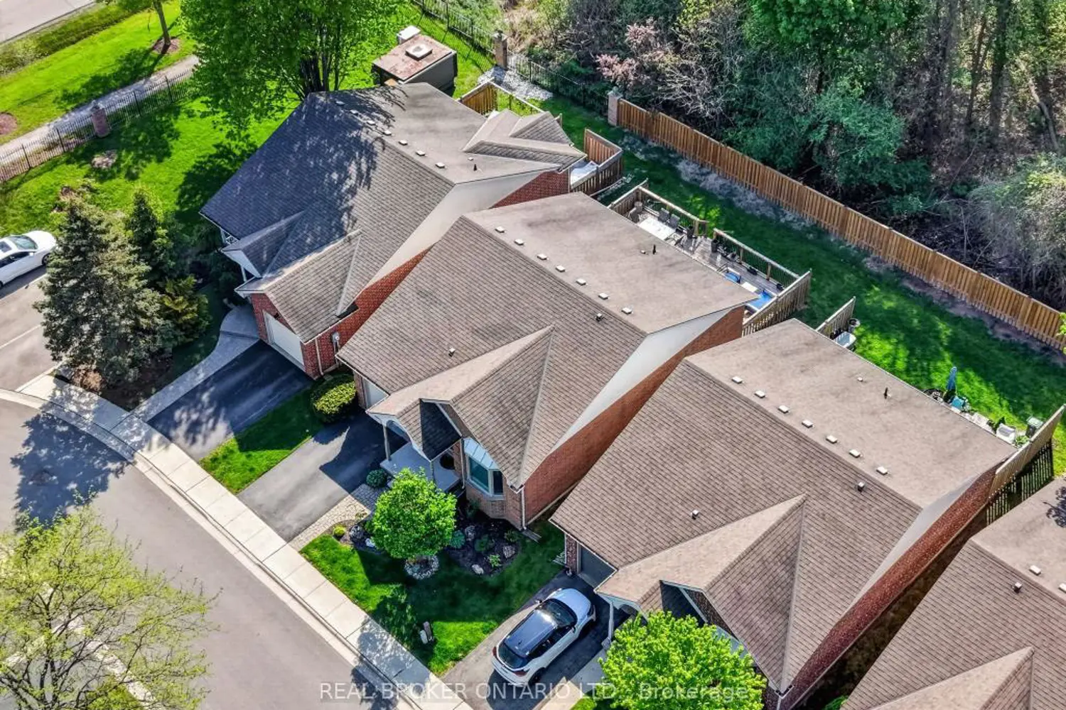 110 Greentrail Drive photo 2