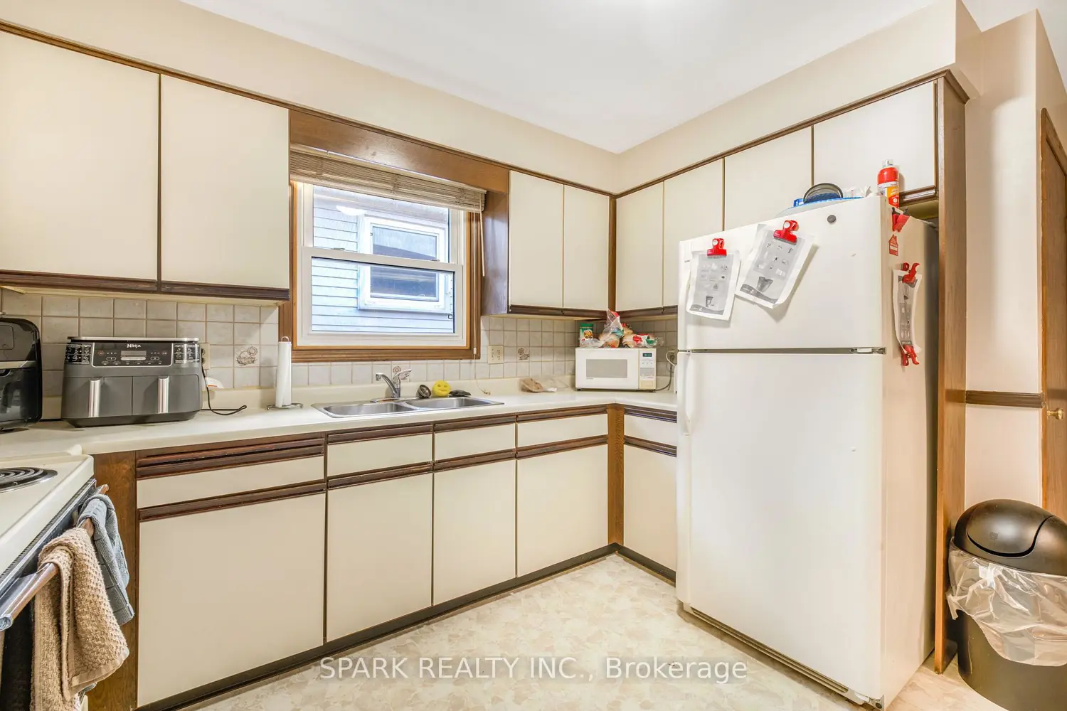 28 Lampman Crescent photo 3