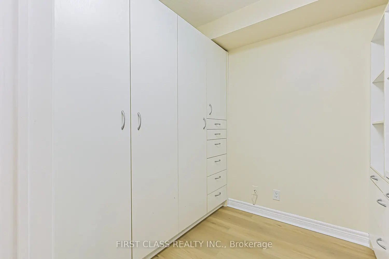 33 Cox Boulevard 1206 photo 4