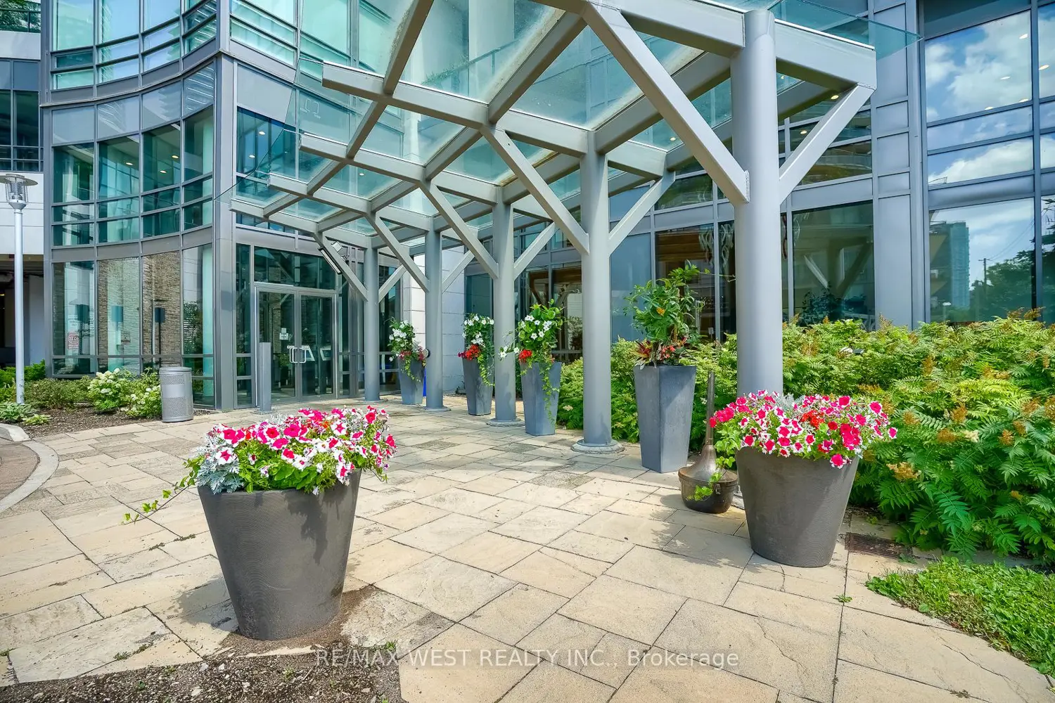 2240 Lakeshore Boulevard 908 photo 2