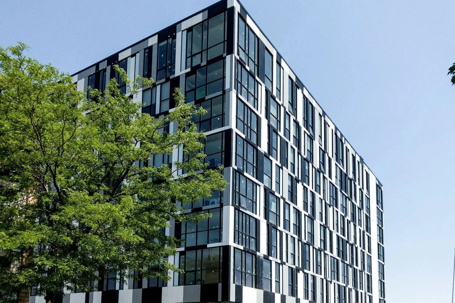 1900 Simcoe Street 736
