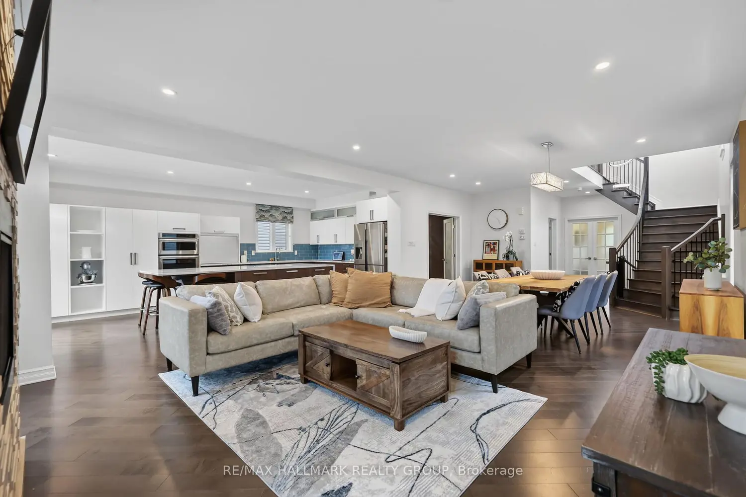 878 Excursion Way photo 3