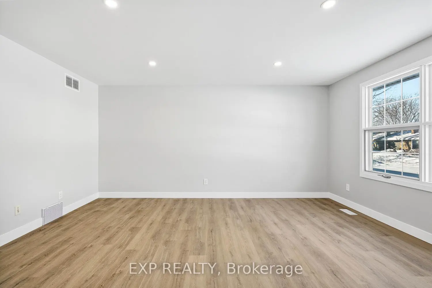 2158 Fillmore Crescent photo 3