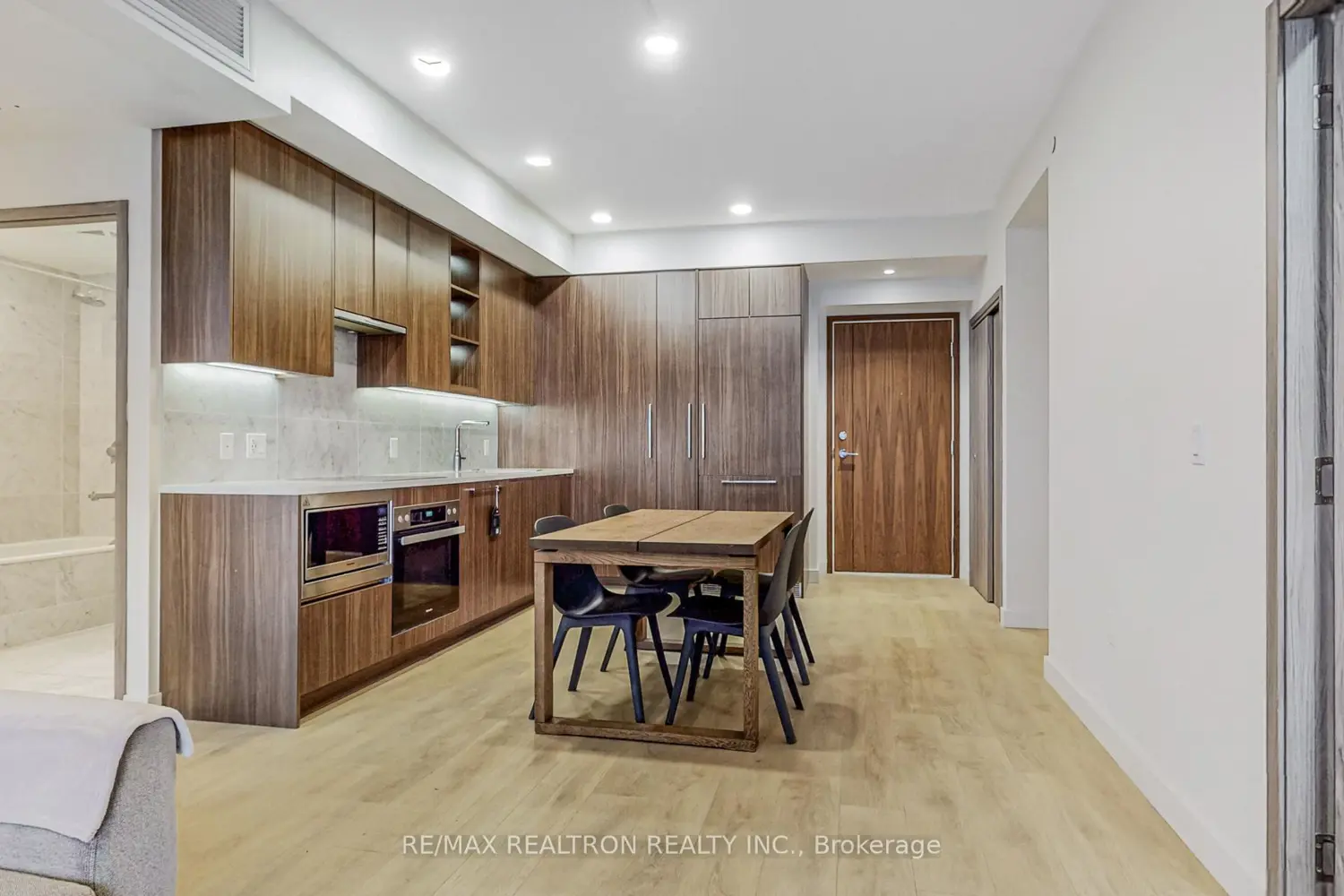 85 Mcmahon Drive 3106 photo 4
