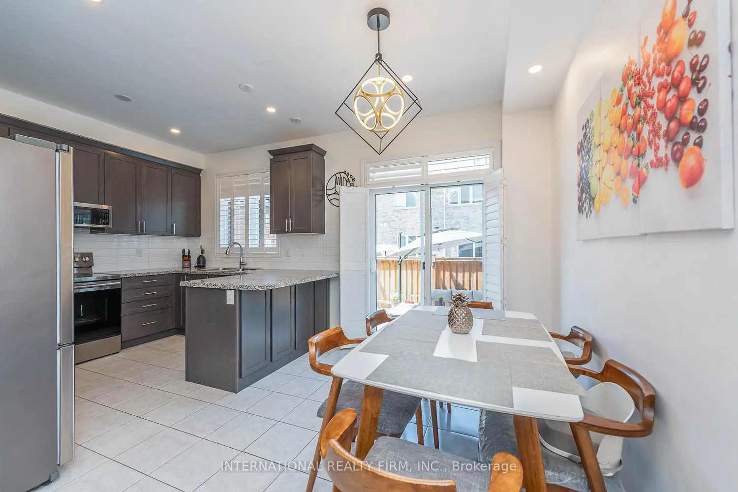 99 Huguenot Road photo 2