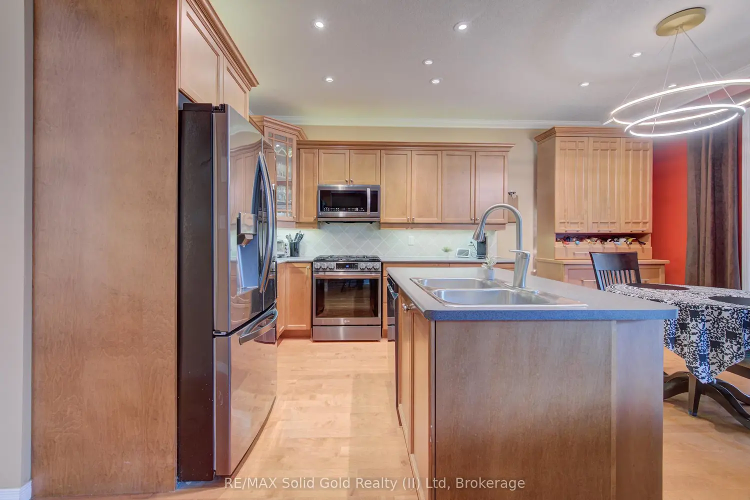699 Commonwealth Crescent photo 2