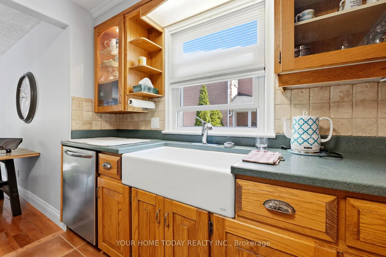 70 Maple Avenue photo 4