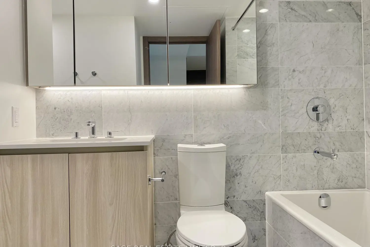 17 Bathurst Street 801 photo 3