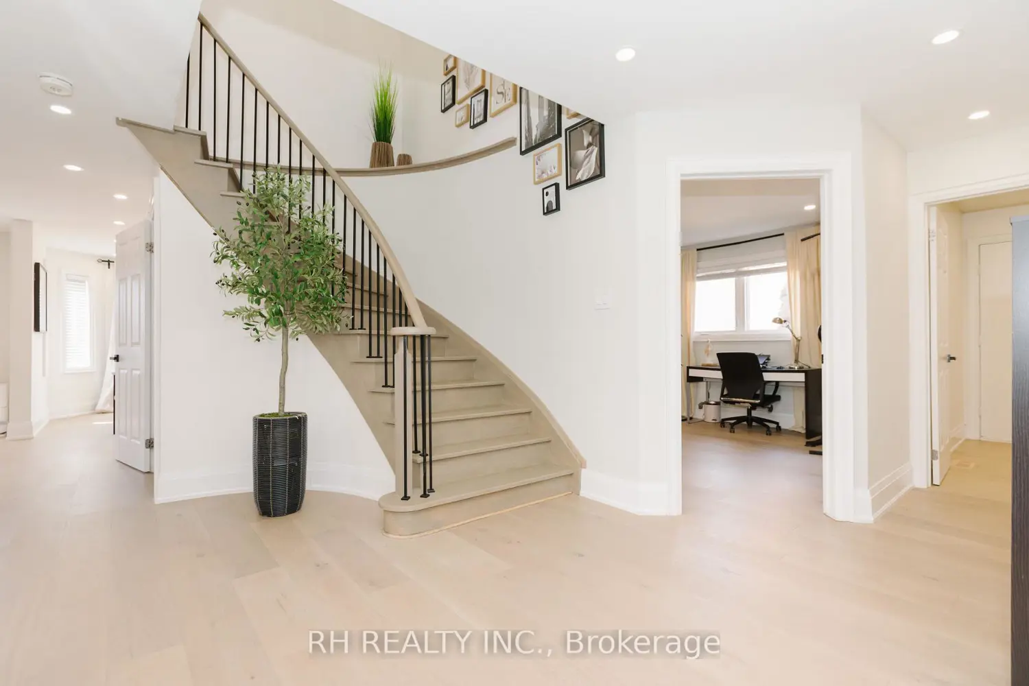 85 Butterfield Crescent photo 2